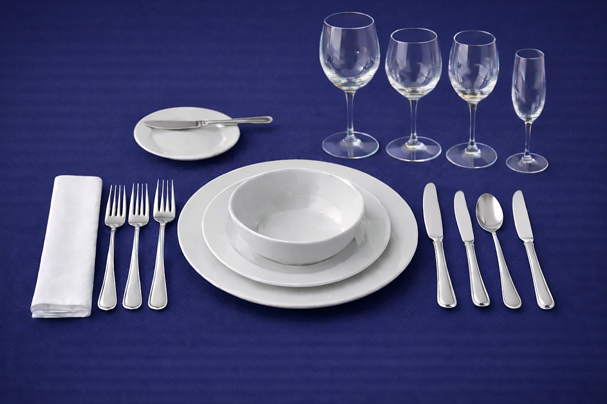Jak ułożyć sztućce i kieliszki