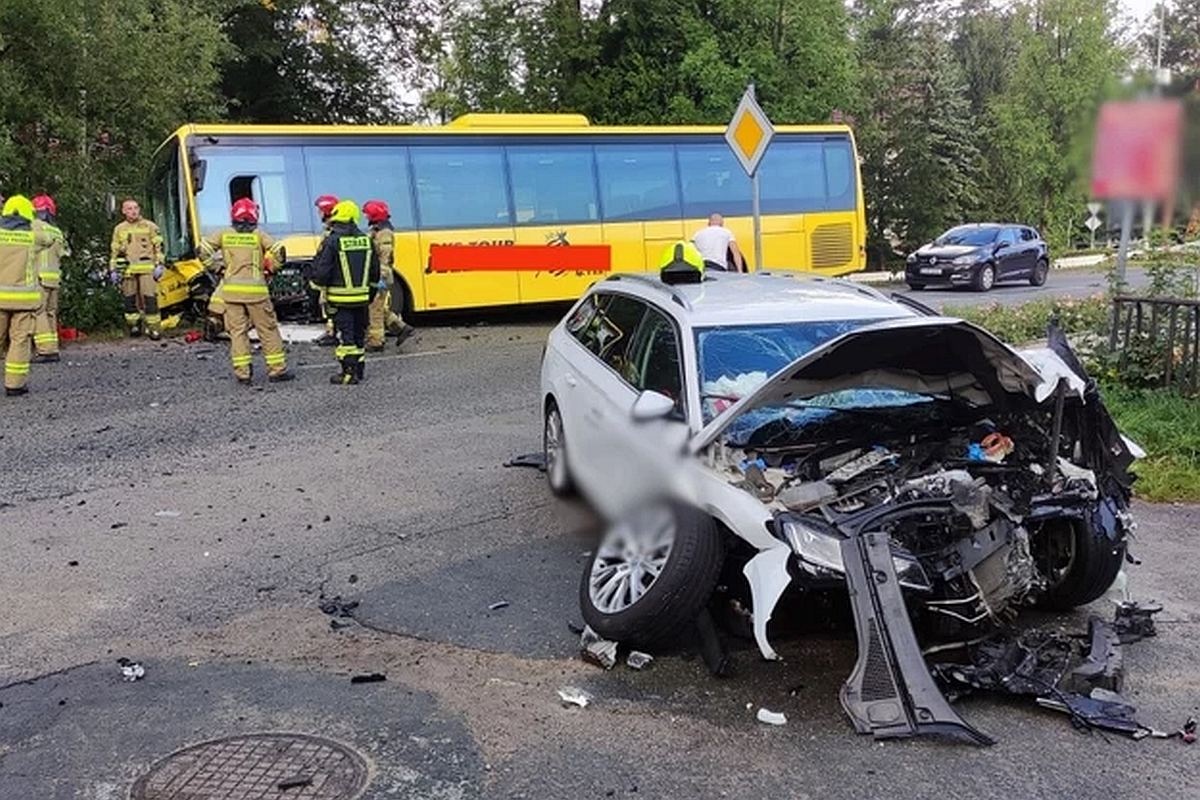 Kolejny wypadek autobusu, 23 osoby ranne!